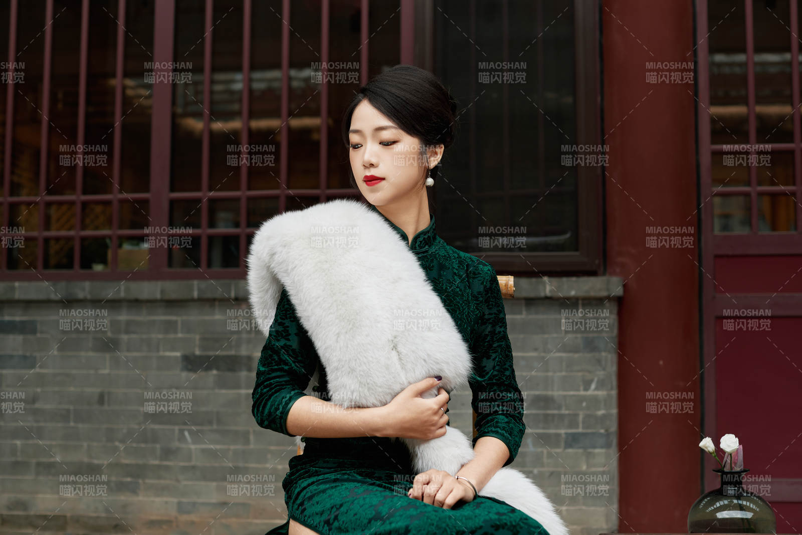 在中式庭院里身穿复古旗袍的亚洲女性图片