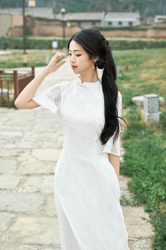 在影视基地身穿旗袍的亚洲女性图片