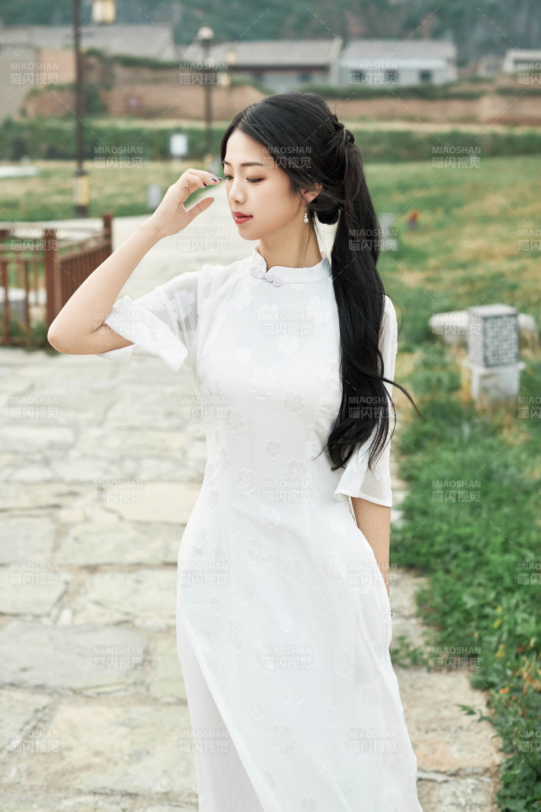 在影视基地身穿旗袍的亚洲女性图片