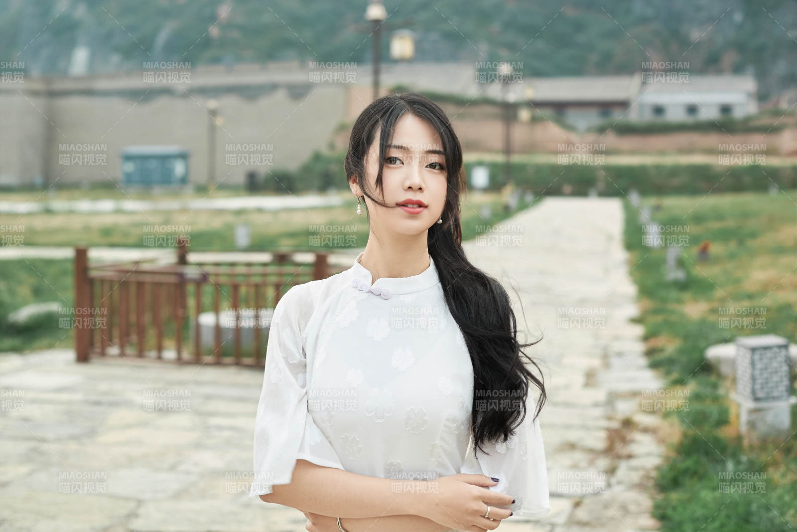 在影视基地身穿旗袍的亚洲女性图片