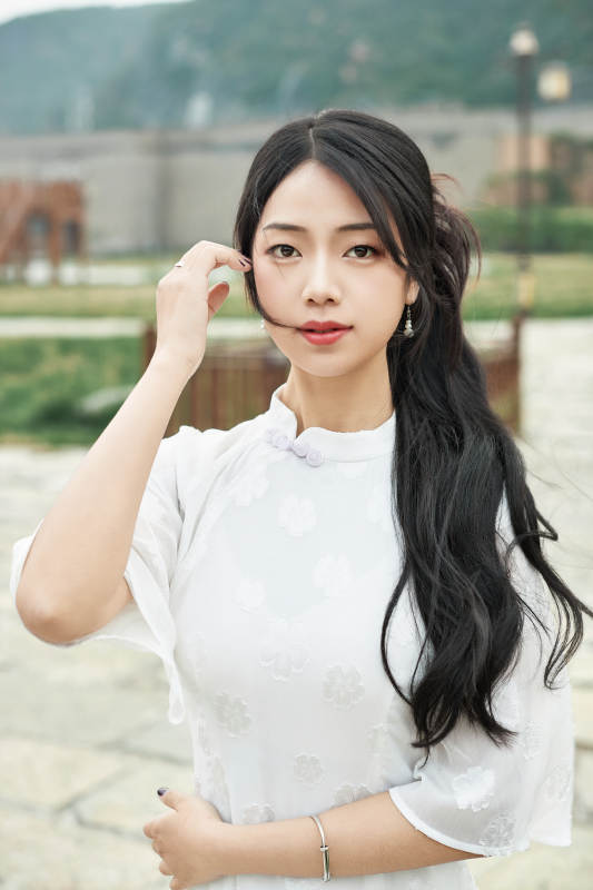 在影视基地身穿旗袍的亚洲女性图片