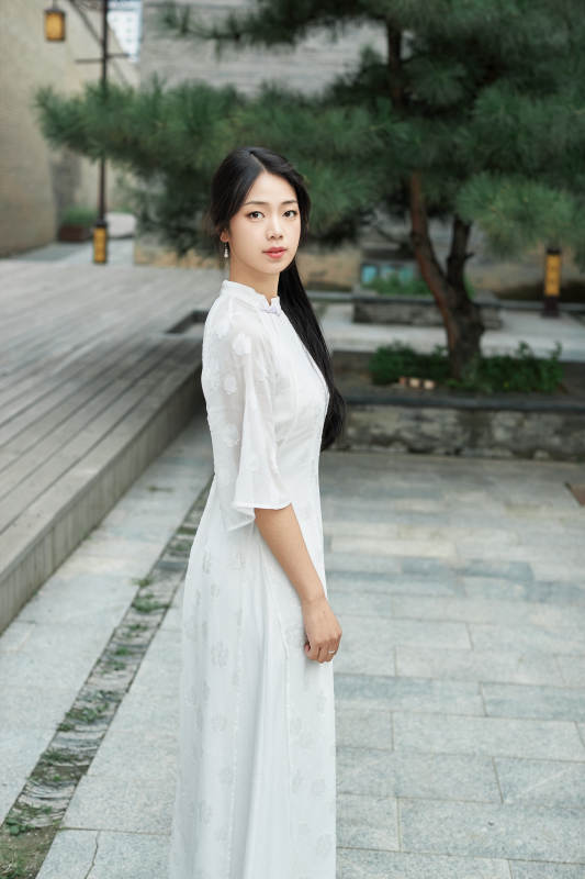 在影视基地身穿旗袍的亚洲女性图片