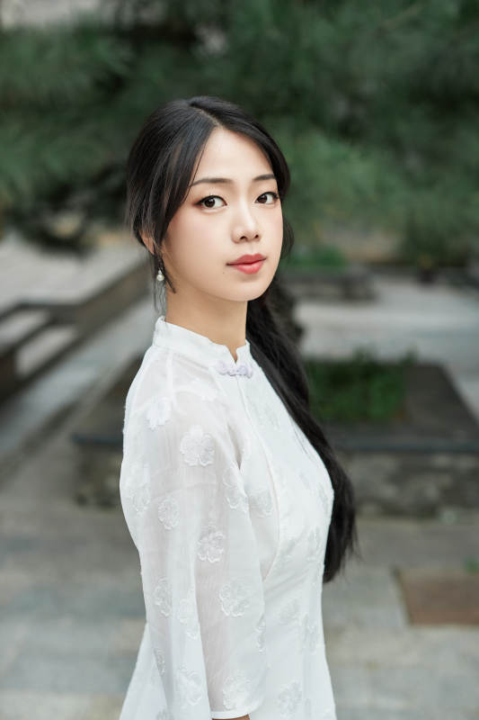 在影视基地身穿旗袍的亚洲女性图片