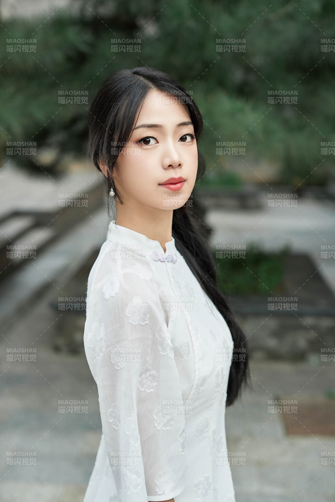 在影视基地身穿旗袍的亚洲女性图片