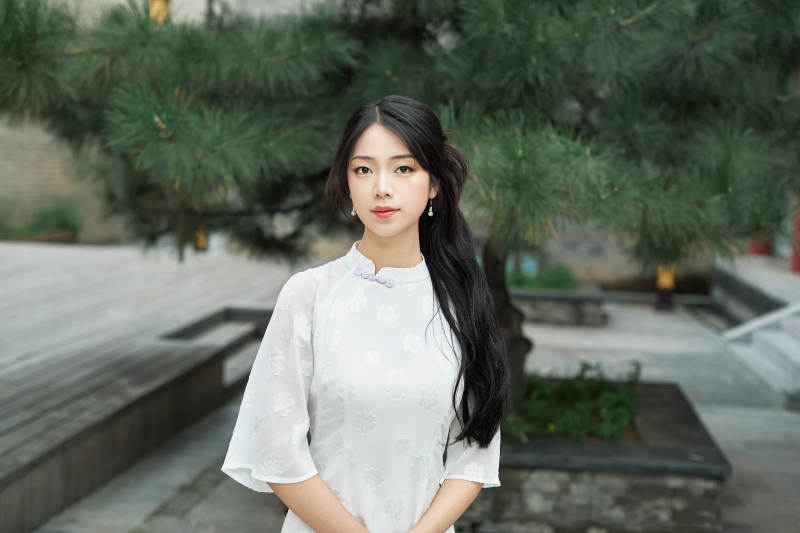 在影视基地身穿旗袍的亚洲女性图片