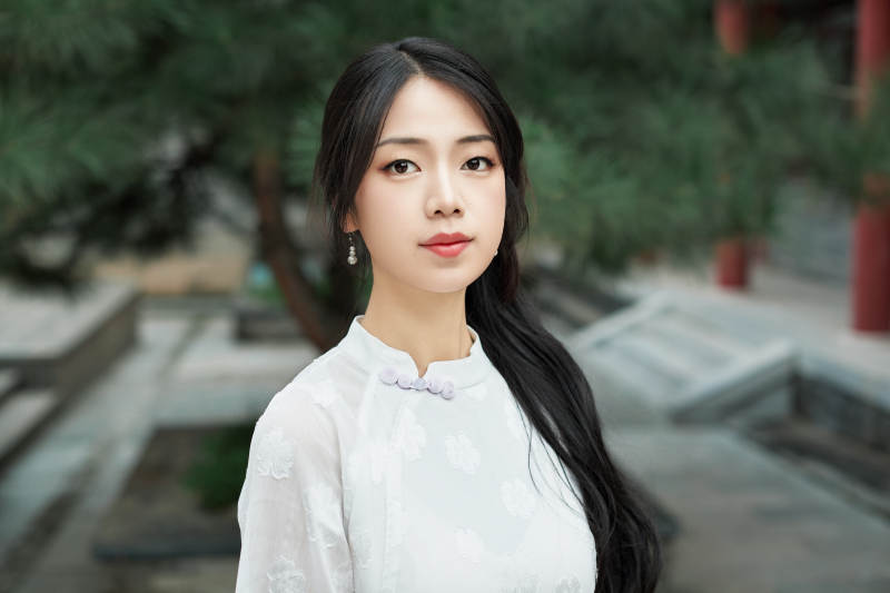 在影视基地身穿旗袍的亚洲女性图片