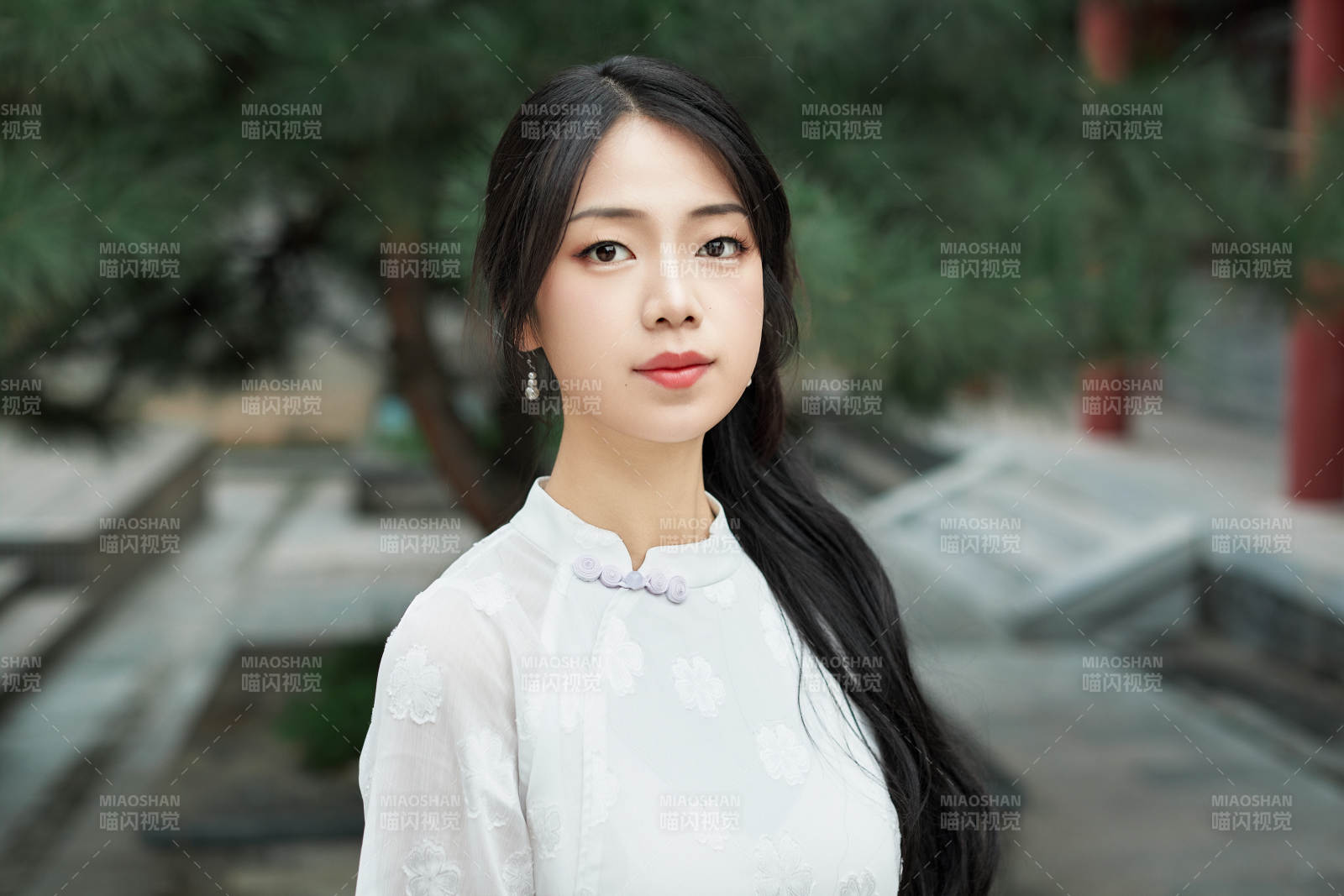 在影视基地身穿旗袍的亚洲女性图片