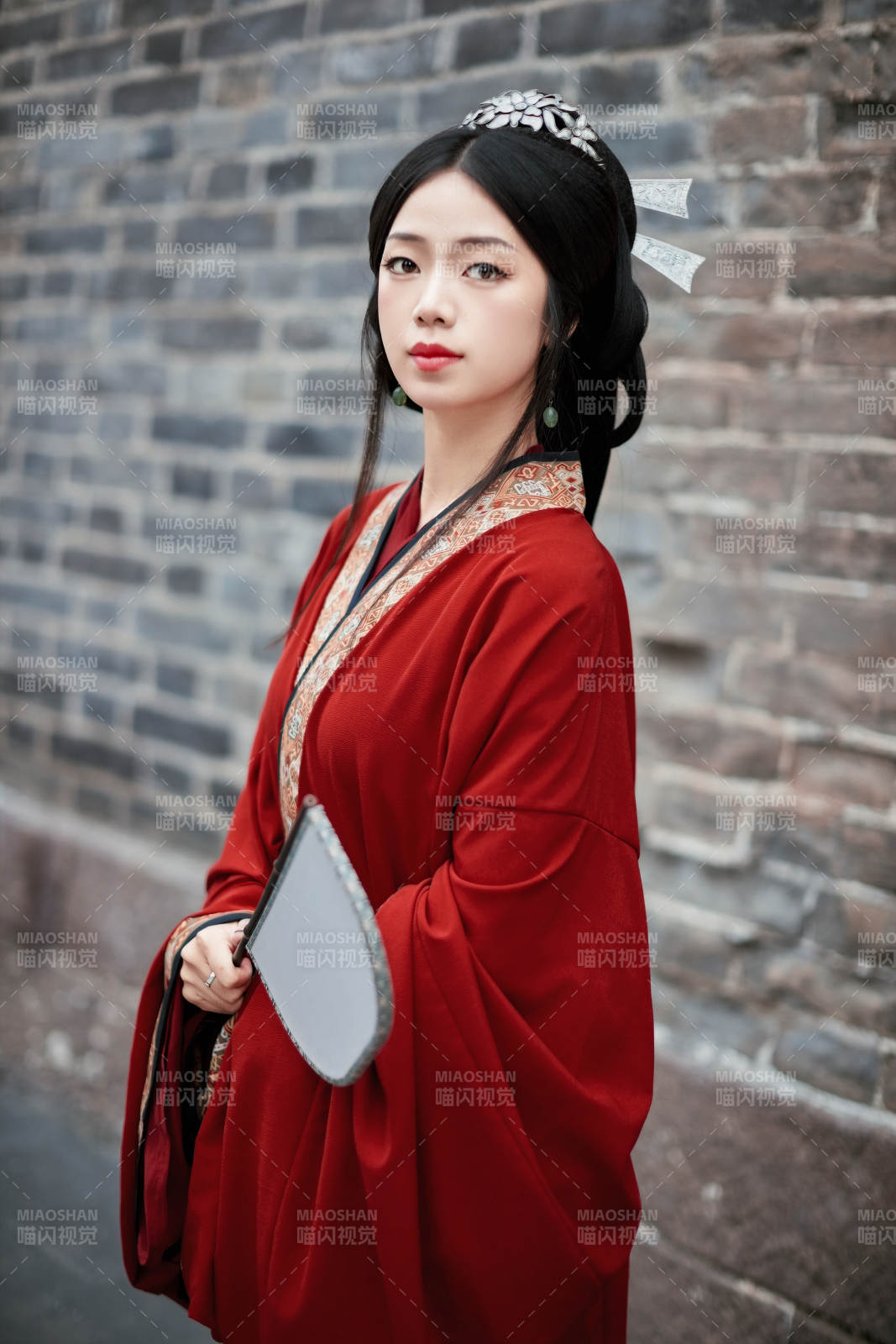 身穿战国袍在古城游玩拍照的东方美女图片