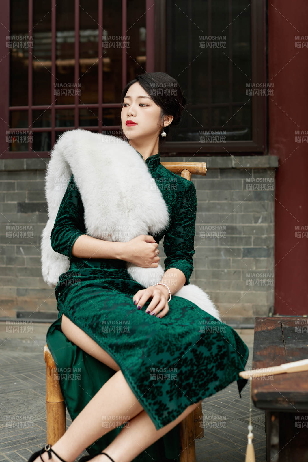 在中式庭院里身穿复古旗袍的亚洲女性图片