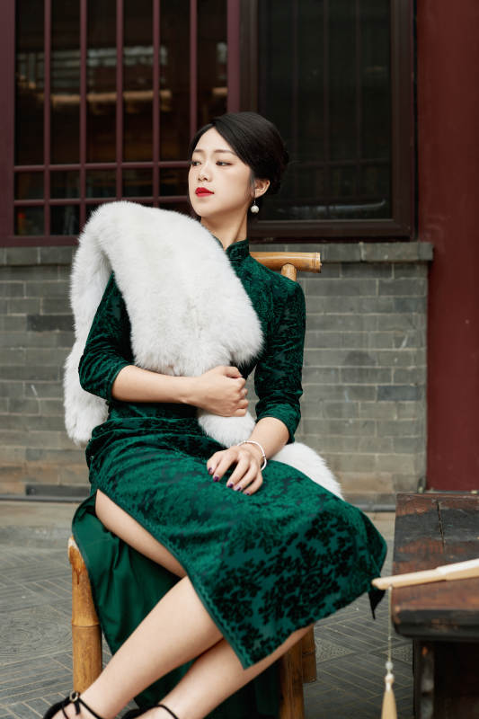 在中式庭院里身穿复古旗袍的亚洲女性图片