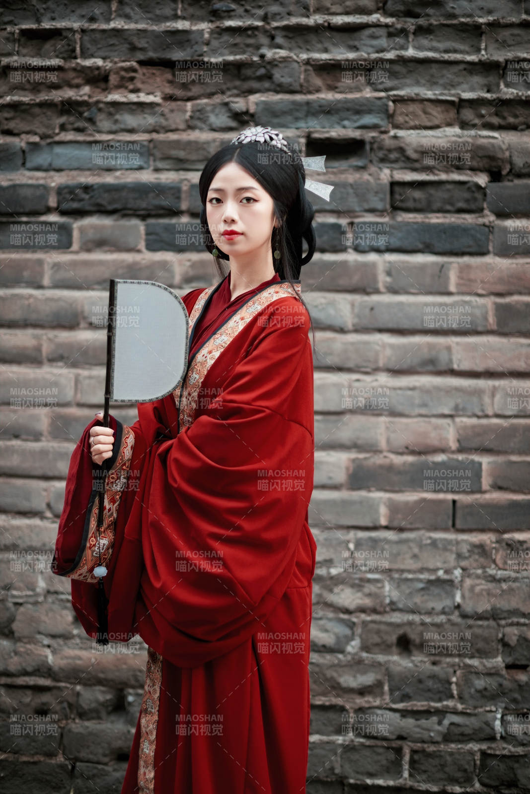 身穿战国袍在古城游玩拍照的东方美女图片