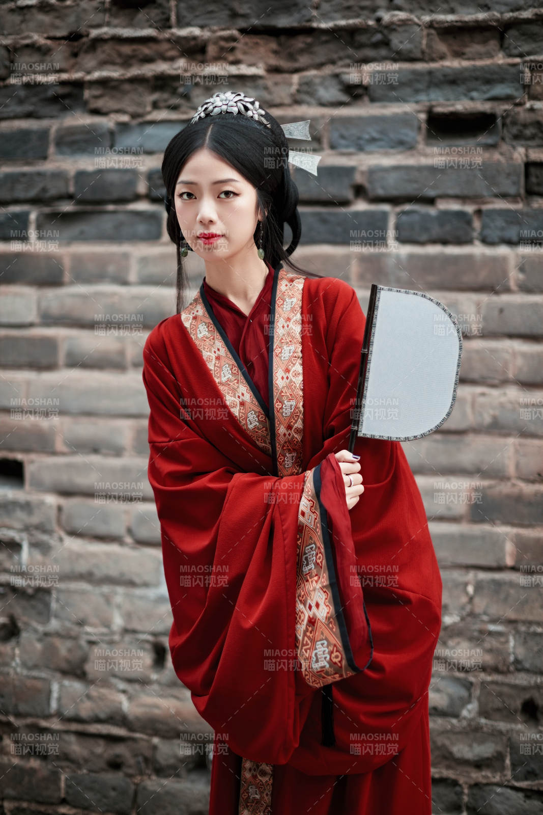 身穿战国袍在古城游玩拍照的东方美女图片