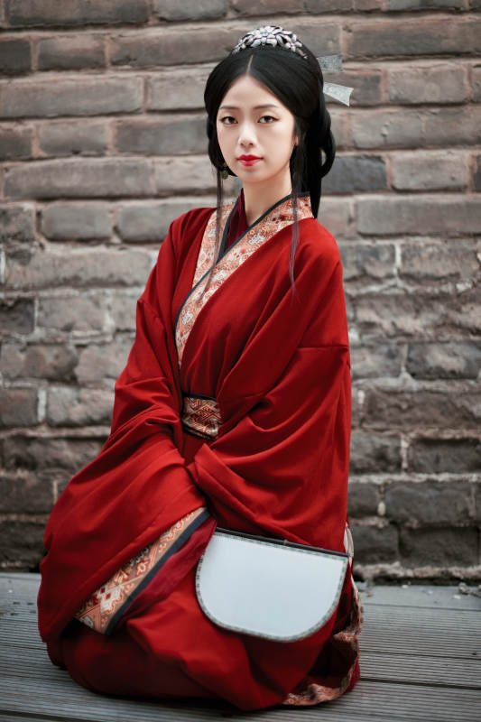 身穿战国袍在古城游玩拍照的东方美女图片