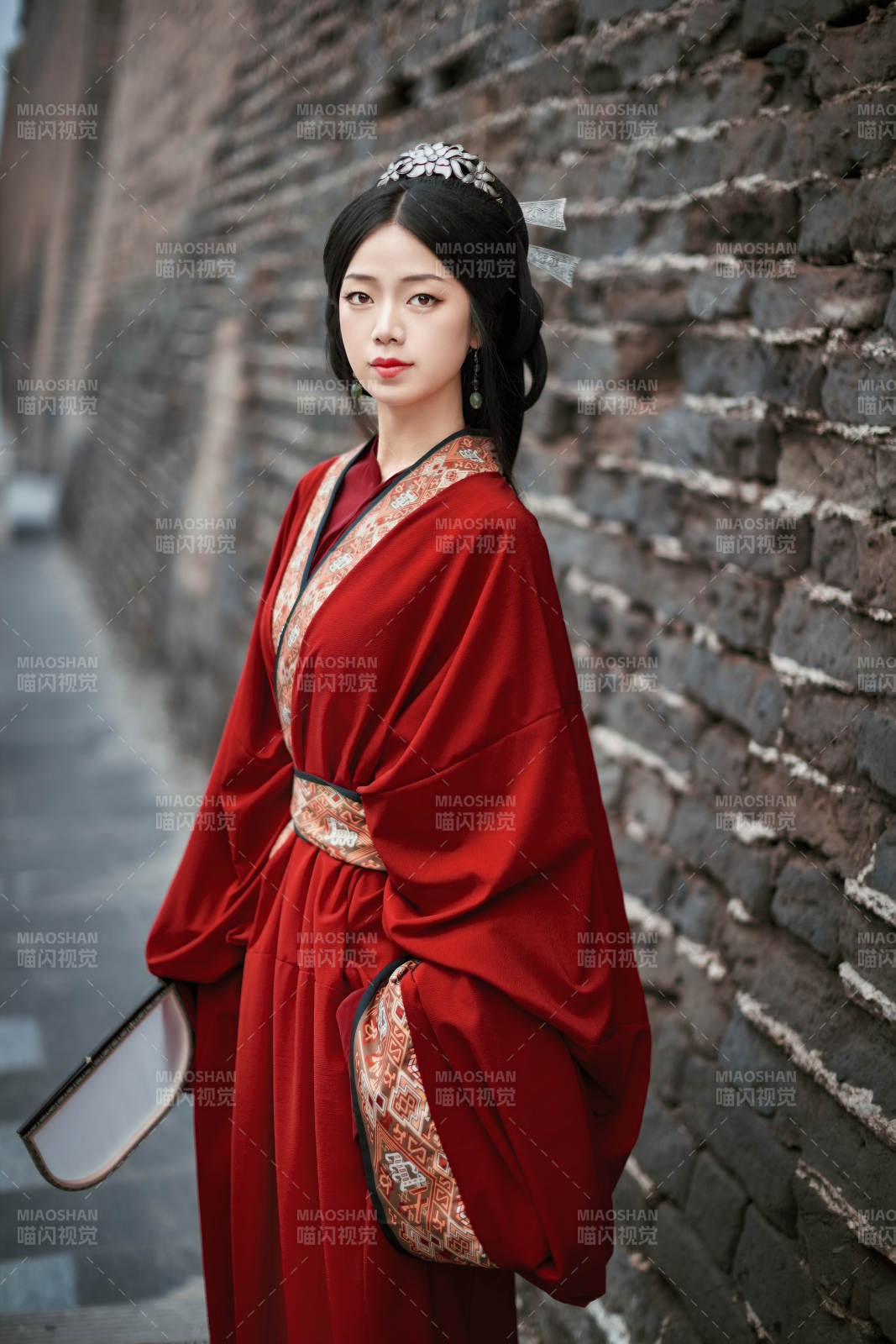 身穿战国袍在古城游玩拍照的东方美女图片