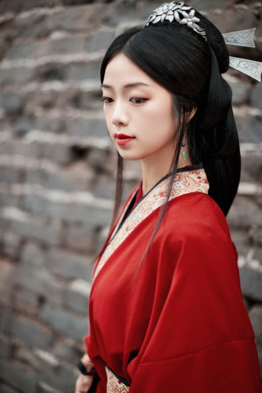 身穿战国袍在古城游玩拍照的东方美女图片