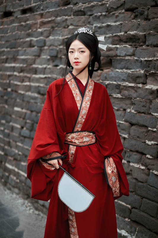 身穿战国袍在古城游玩拍照的东方美女图片
