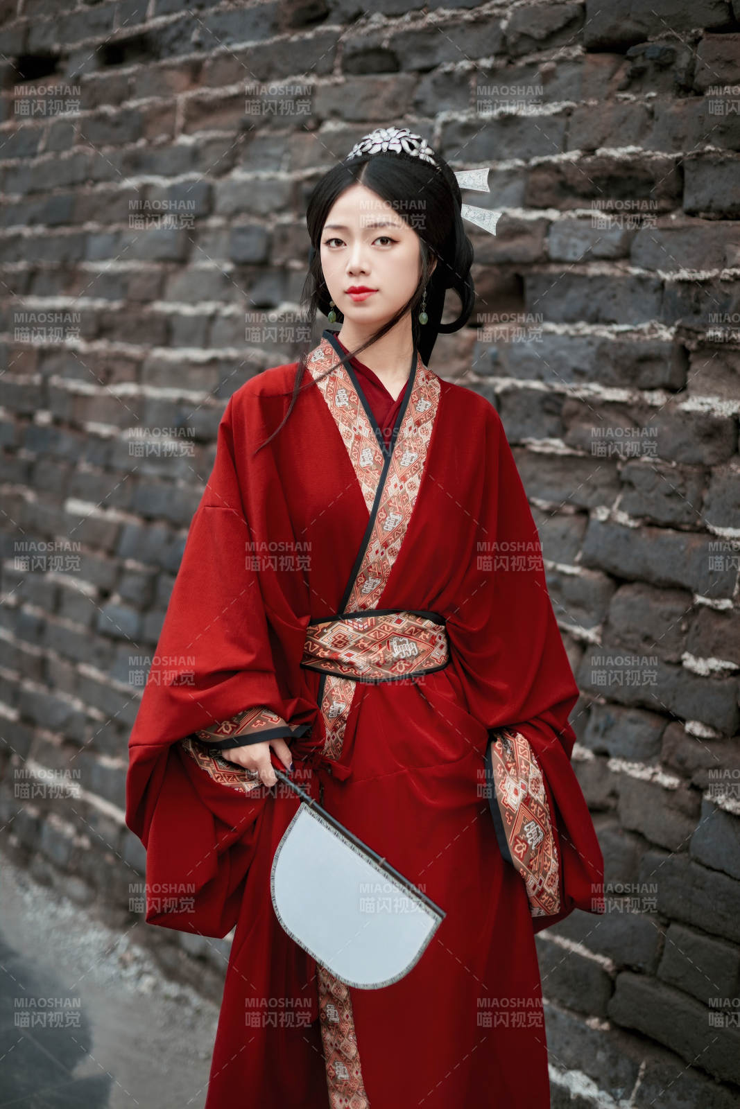 身穿战国袍在古城游玩拍照的东方美女图片