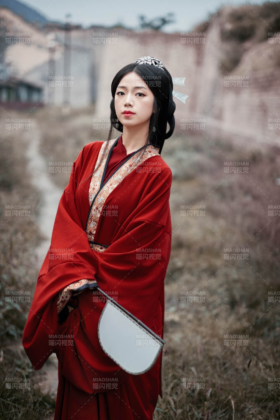 身穿战国袍在古城游玩拍照的东方美女图片