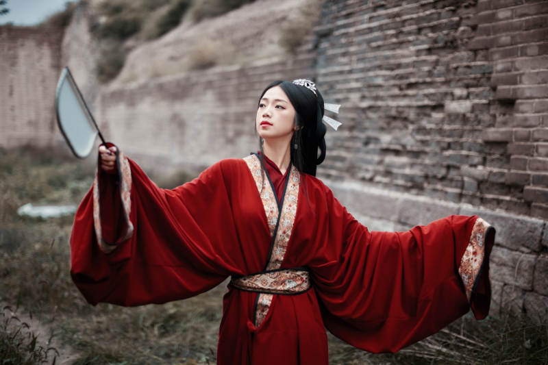 身穿战国袍在古城游玩拍照的东方美女图片