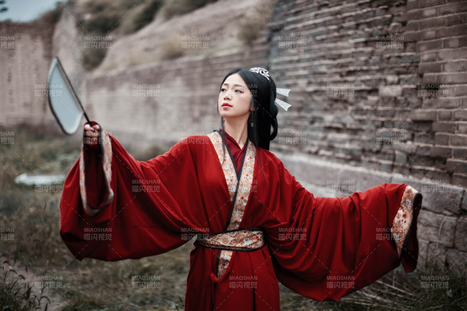 身穿战国袍在古城游玩拍照的东方美女图片