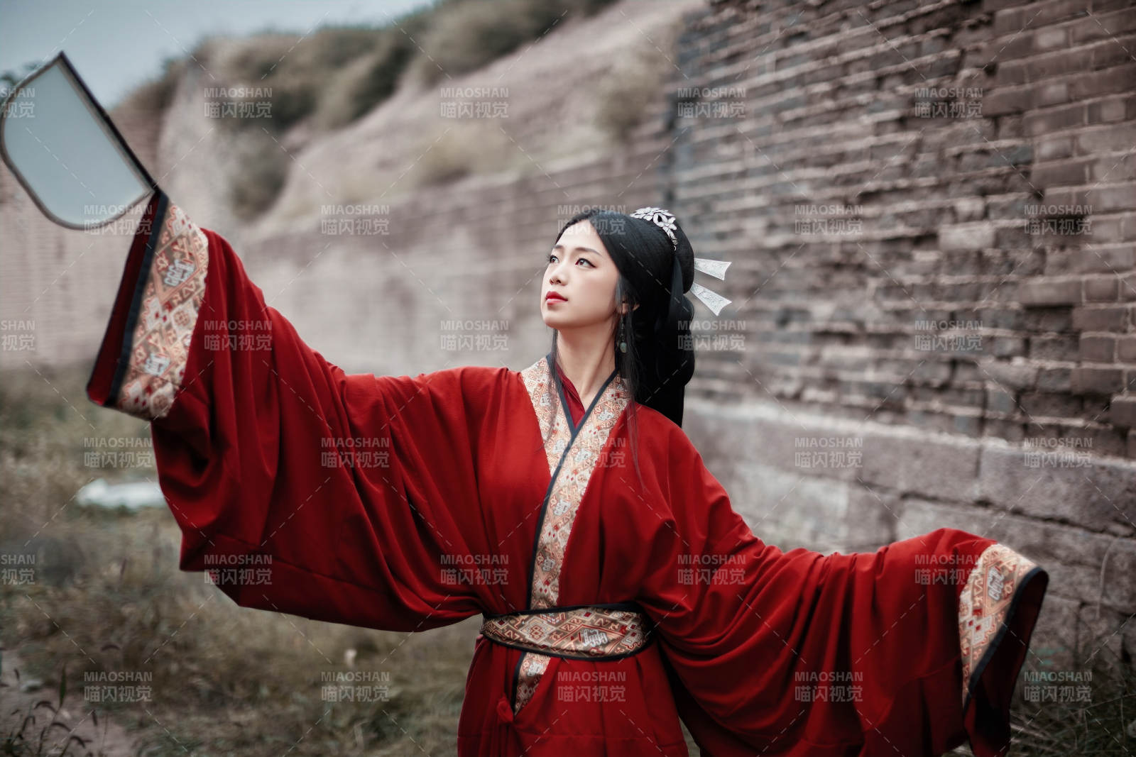 身穿战国袍在古城游玩拍照的东方美女图片