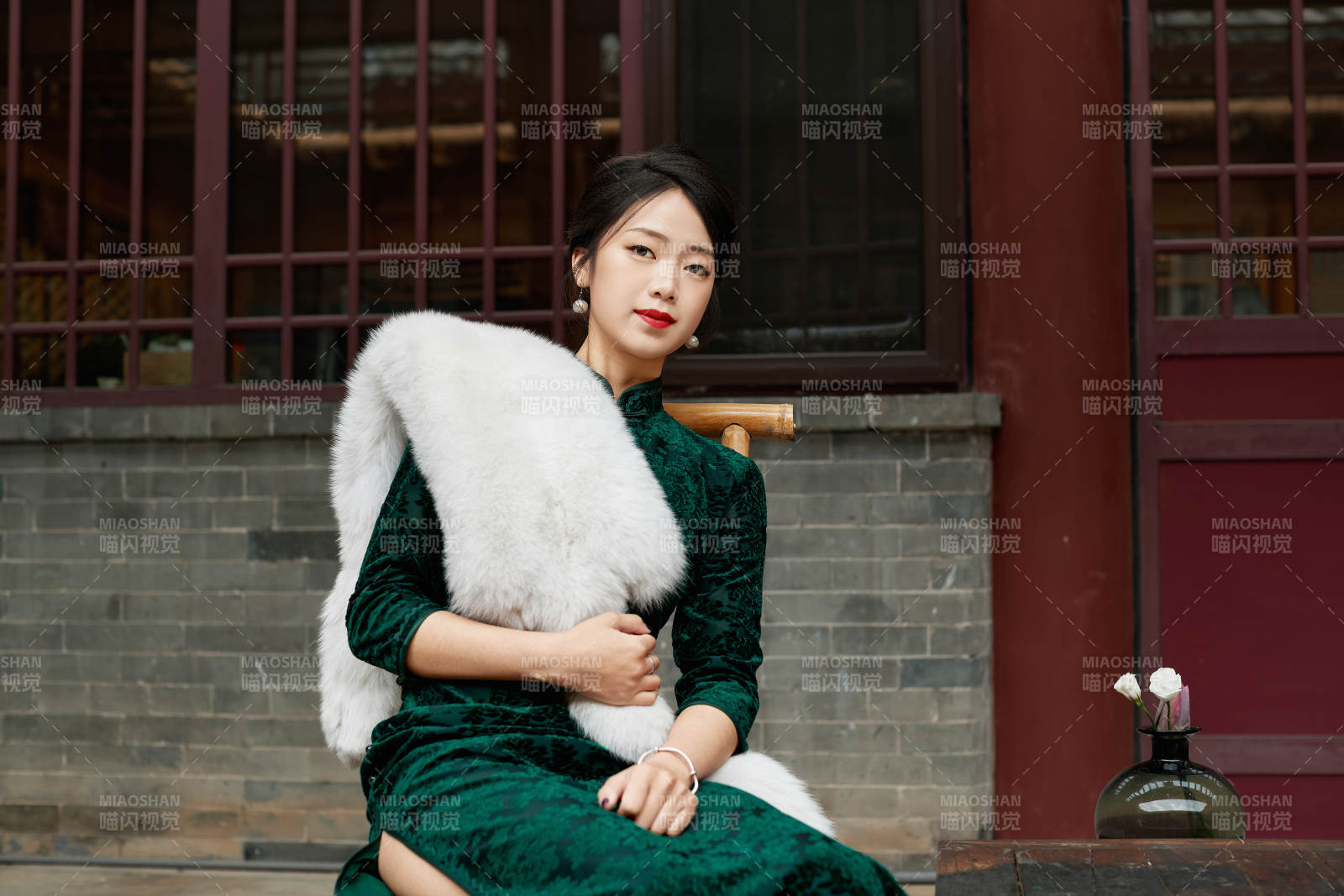 在中式庭院里身穿复古旗袍的亚洲女性图片