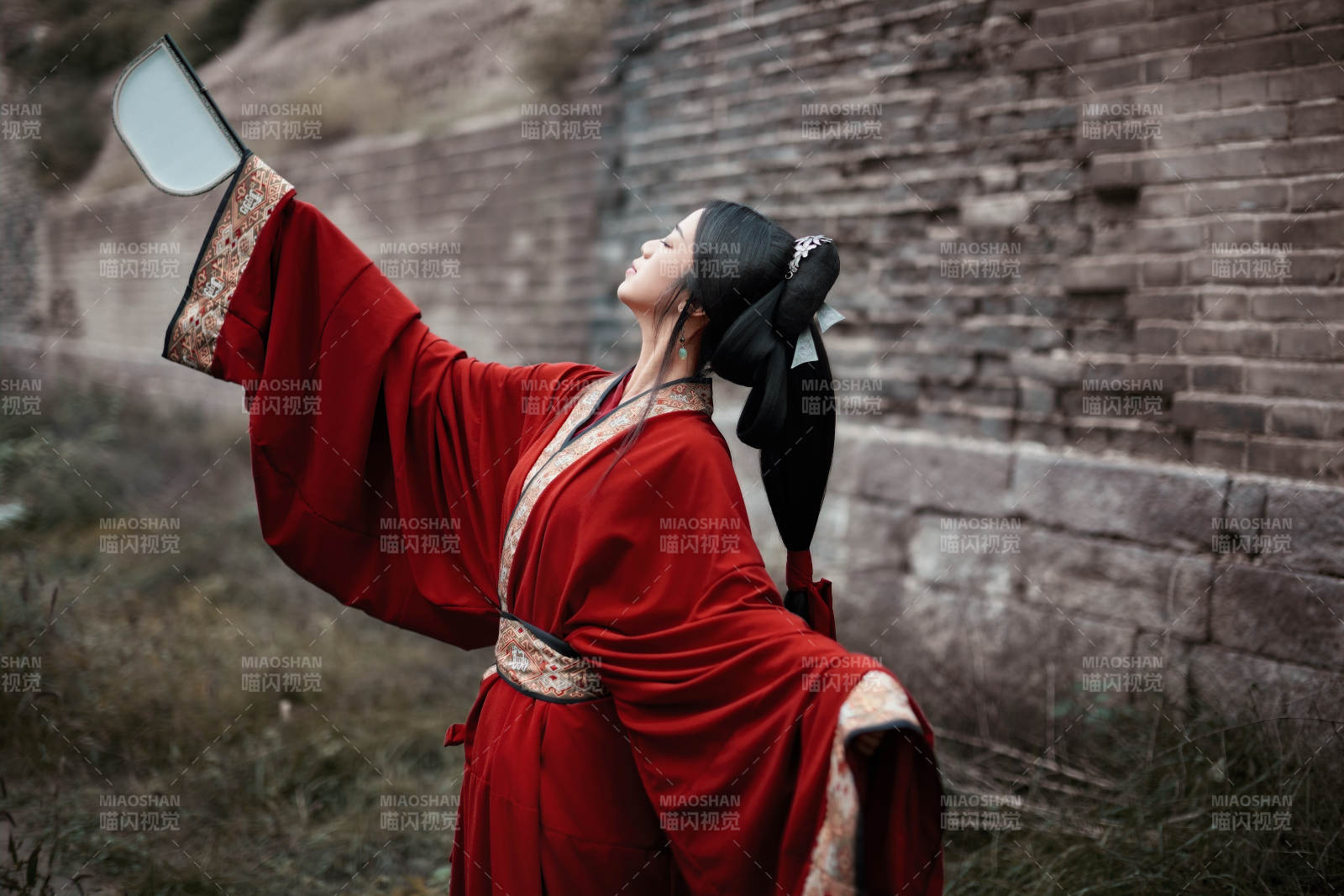 身穿战国袍在古城游玩拍照的东方美女图片