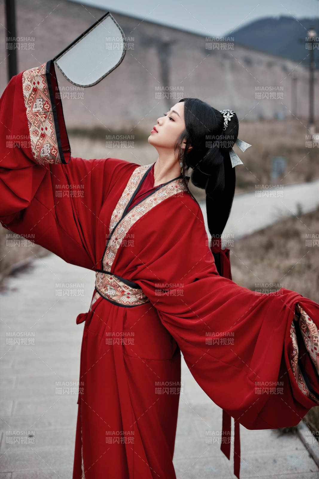 身穿战国袍在古城游玩拍照的东方美女图片