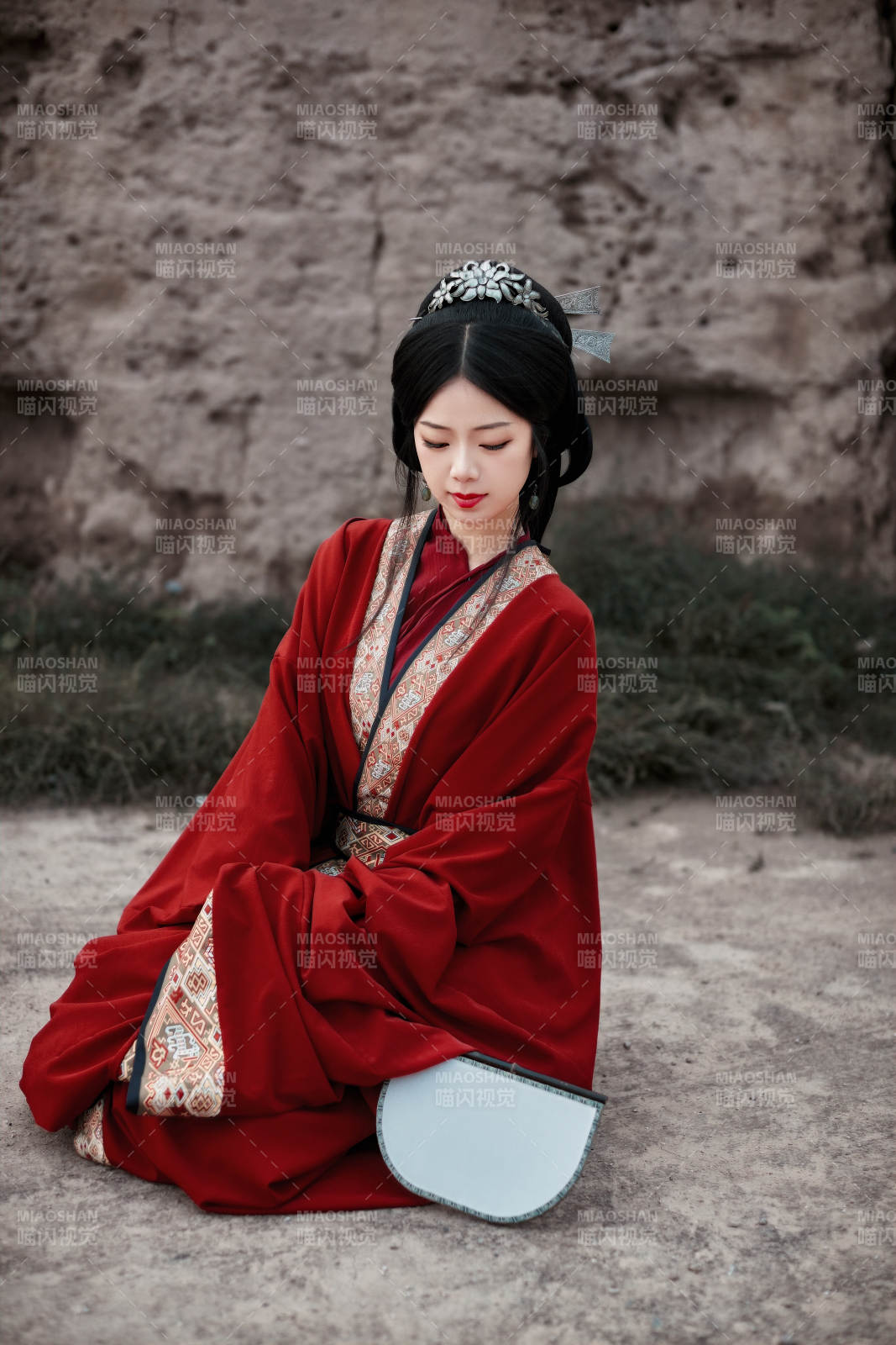 身穿战国袍在古城游玩拍照的东方美女图片