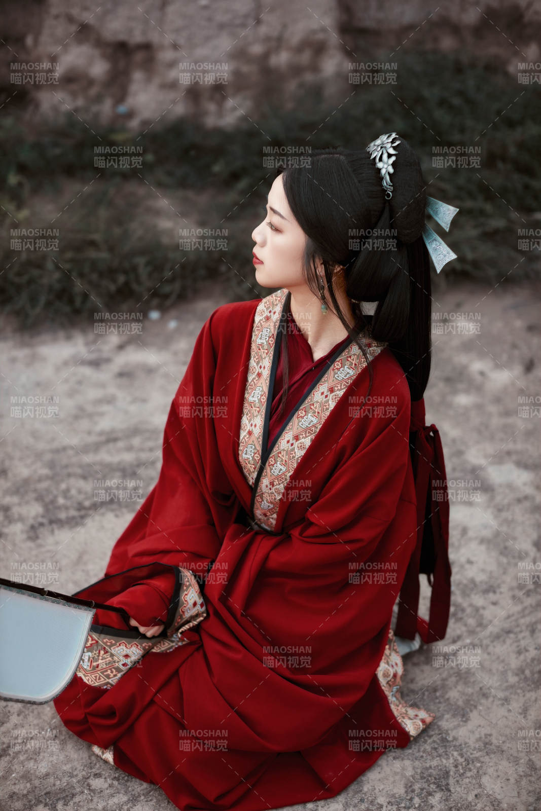 身穿战国袍在古城游玩拍照的东方美女图片