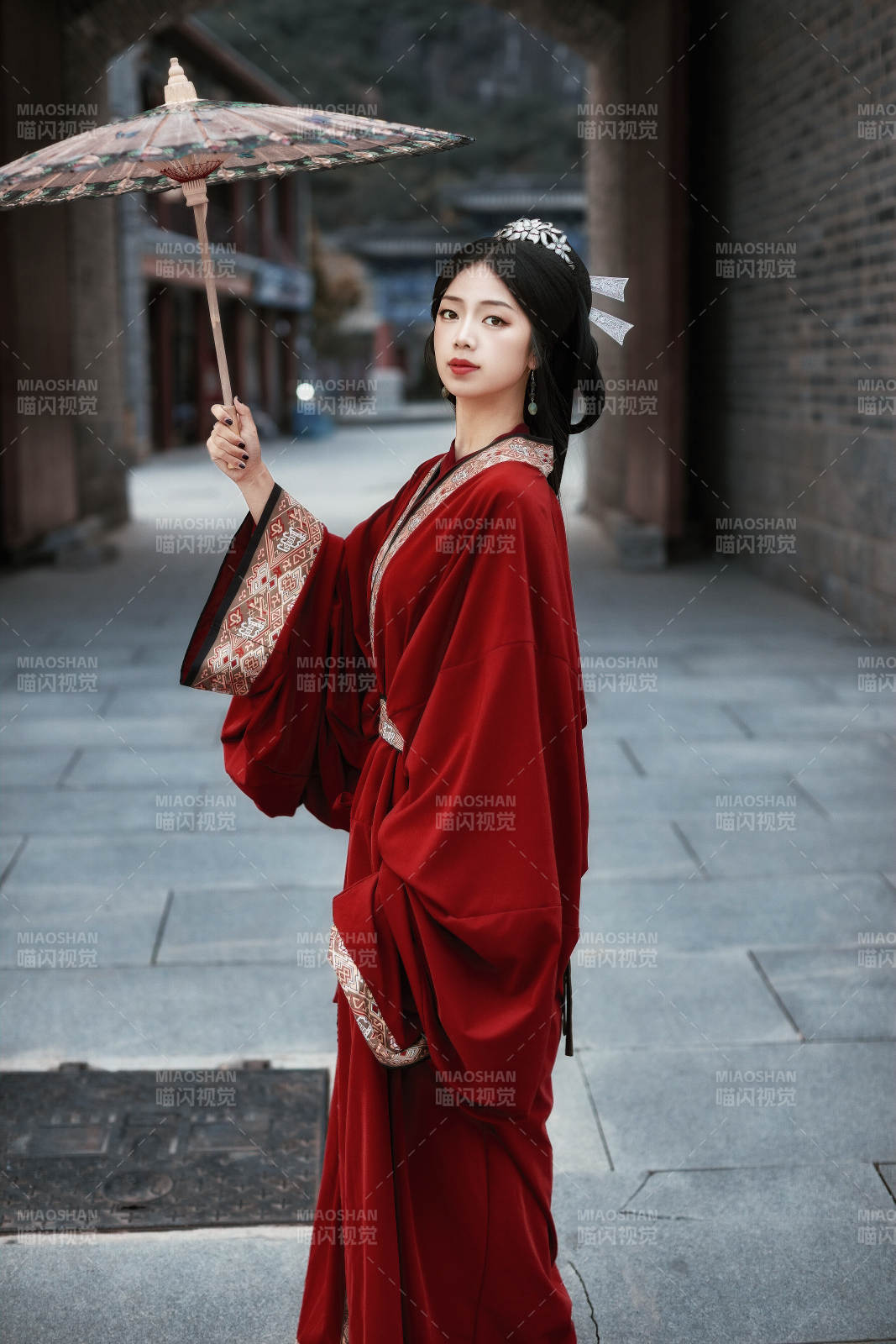 身穿战国袍在古城游玩拍照的东方美女图片