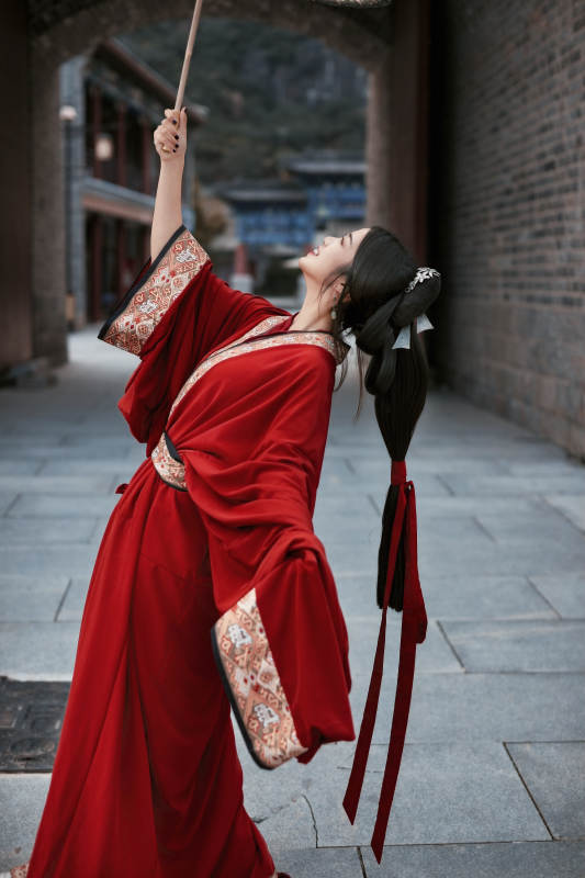 身穿战国袍在古城游玩拍照的东方美女图片
