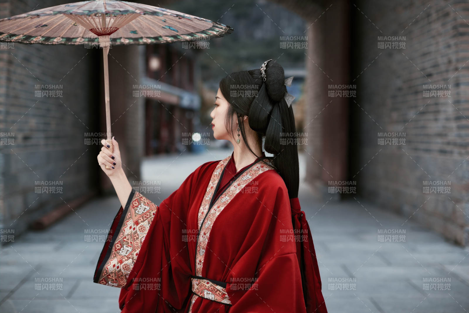 身穿战国袍在古城游玩拍照的东方美女图片