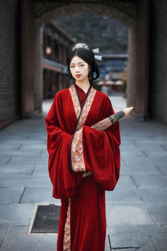 身穿战国袍在古城游玩拍照的东方美女图片