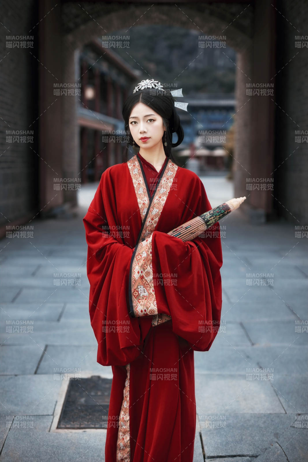 身穿战国袍在古城游玩拍照的东方美女图片