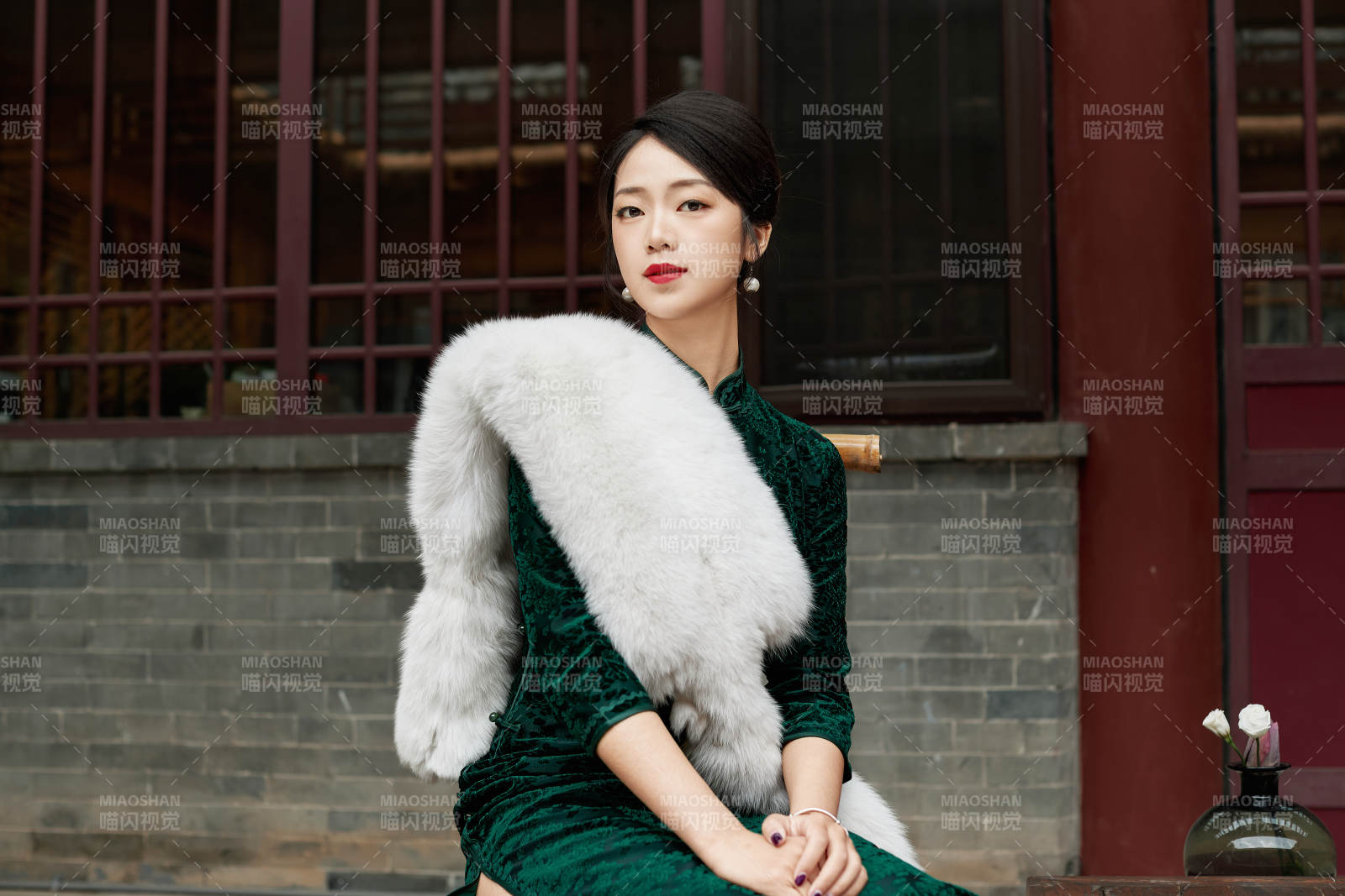 在中式庭院里身穿复古旗袍的亚洲女性图片