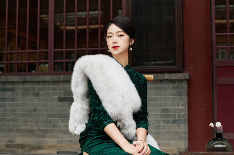 在中式庭院里身穿复古旗袍的亚洲女性图片