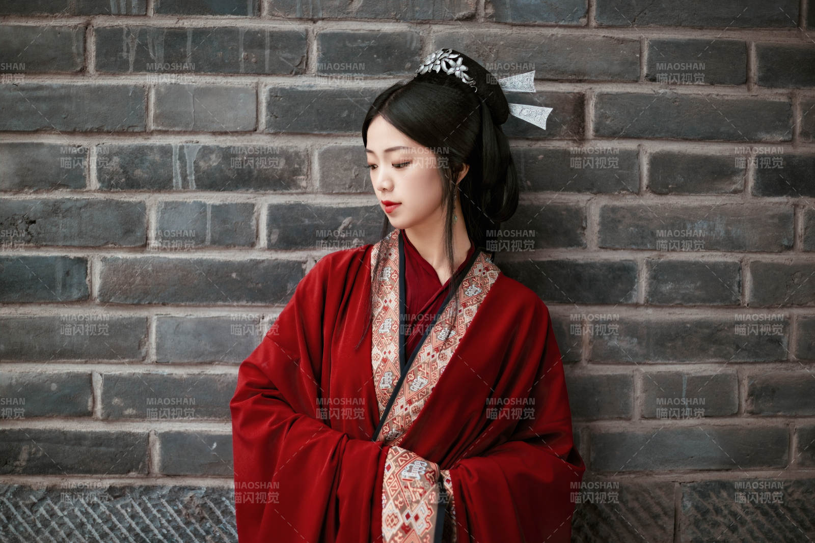 身穿战国袍在古城游玩拍照的东方美女图片