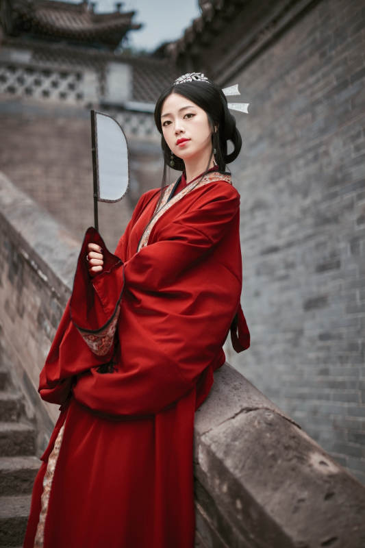 身穿战国袍在古城游玩拍照的东方美女图片