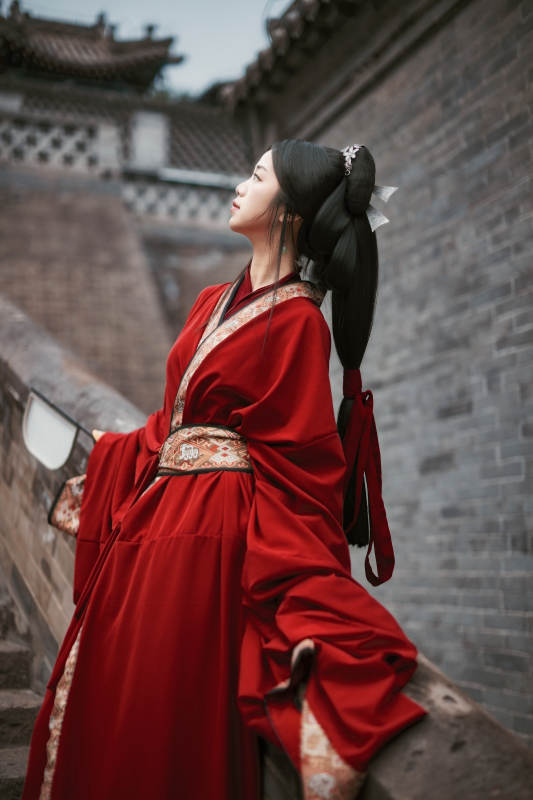 身穿战国袍在古城游玩拍照的东方美女图片