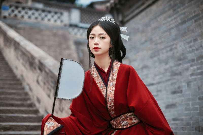 身穿战国袍在古城游玩拍照的东方美女图片