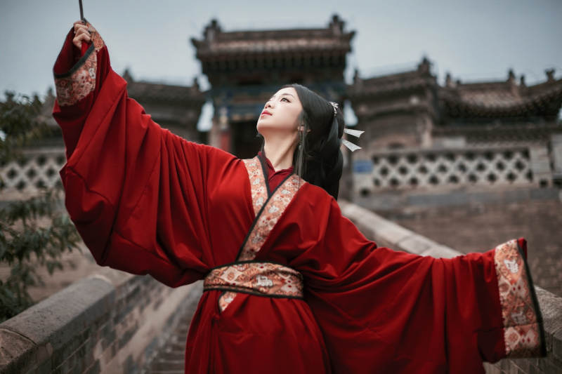 身穿战国袍在古城游玩拍照的东方美女图片