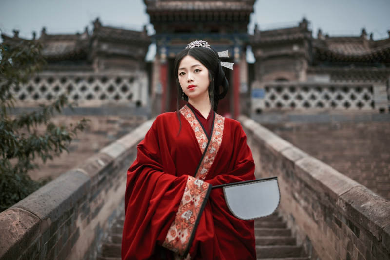 身穿战国袍在古城游玩拍照的东方美女图片