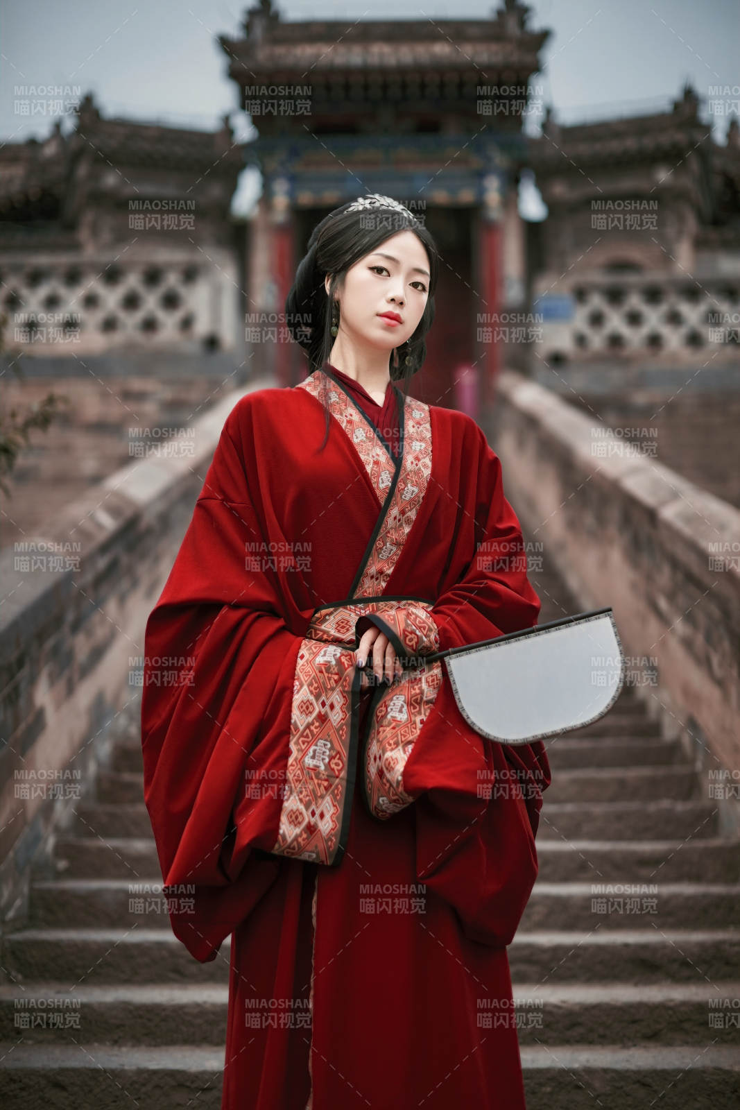 身穿战国袍在古城游玩拍照的东方美女图片