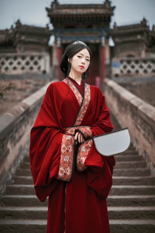 身穿战国袍在古城游玩拍照的东方美女图片