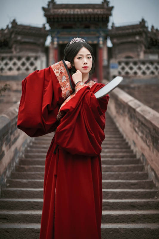 身穿战国袍在古城游玩拍照的东方美女图片