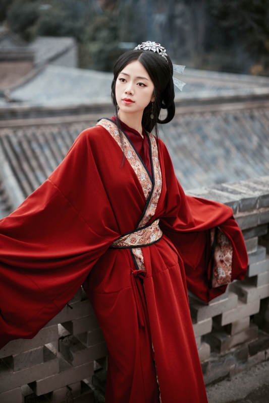 身穿战国袍在古城游玩拍照的东方美女图片