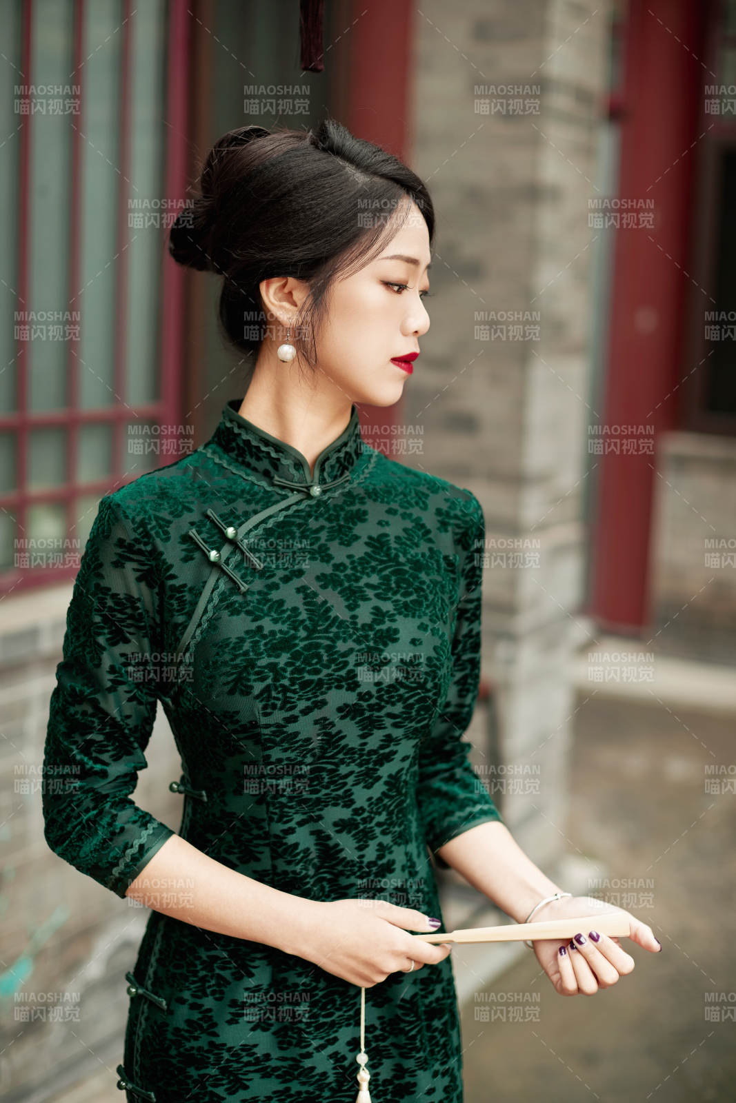 在中式庭院里身穿复古旗袍的亚洲女性图片