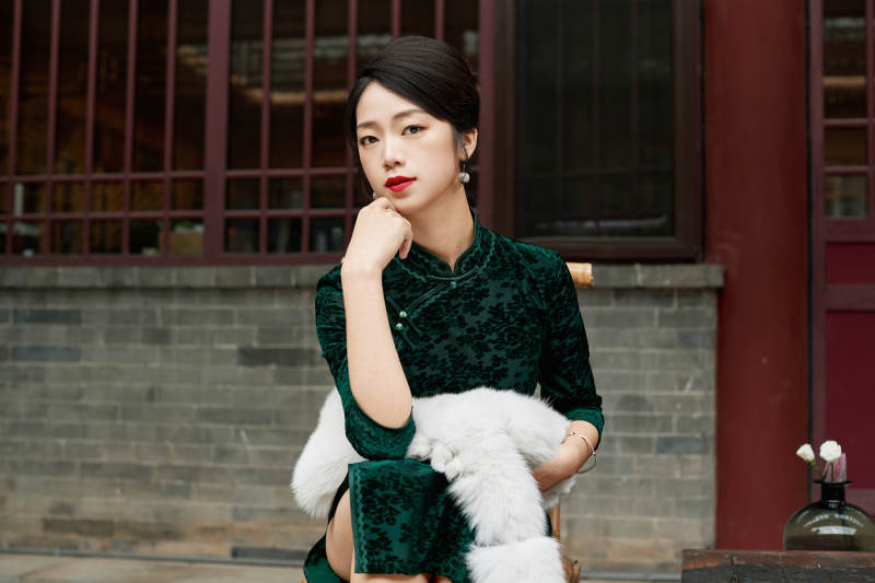 在中式庭院里身穿复古旗袍的亚洲女性图片