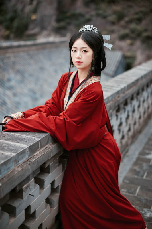 身穿战国袍在古城游玩拍照的东方美女图片